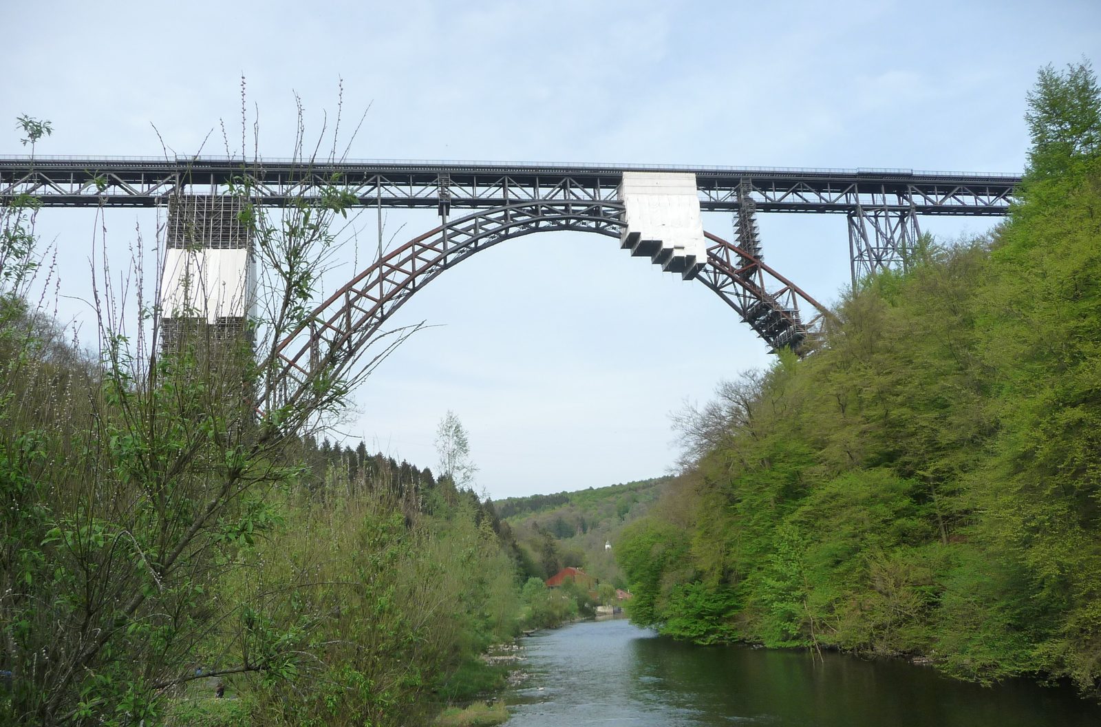 Die Müngstener Brücke mit ihrem Stahlbogen über der Wupper