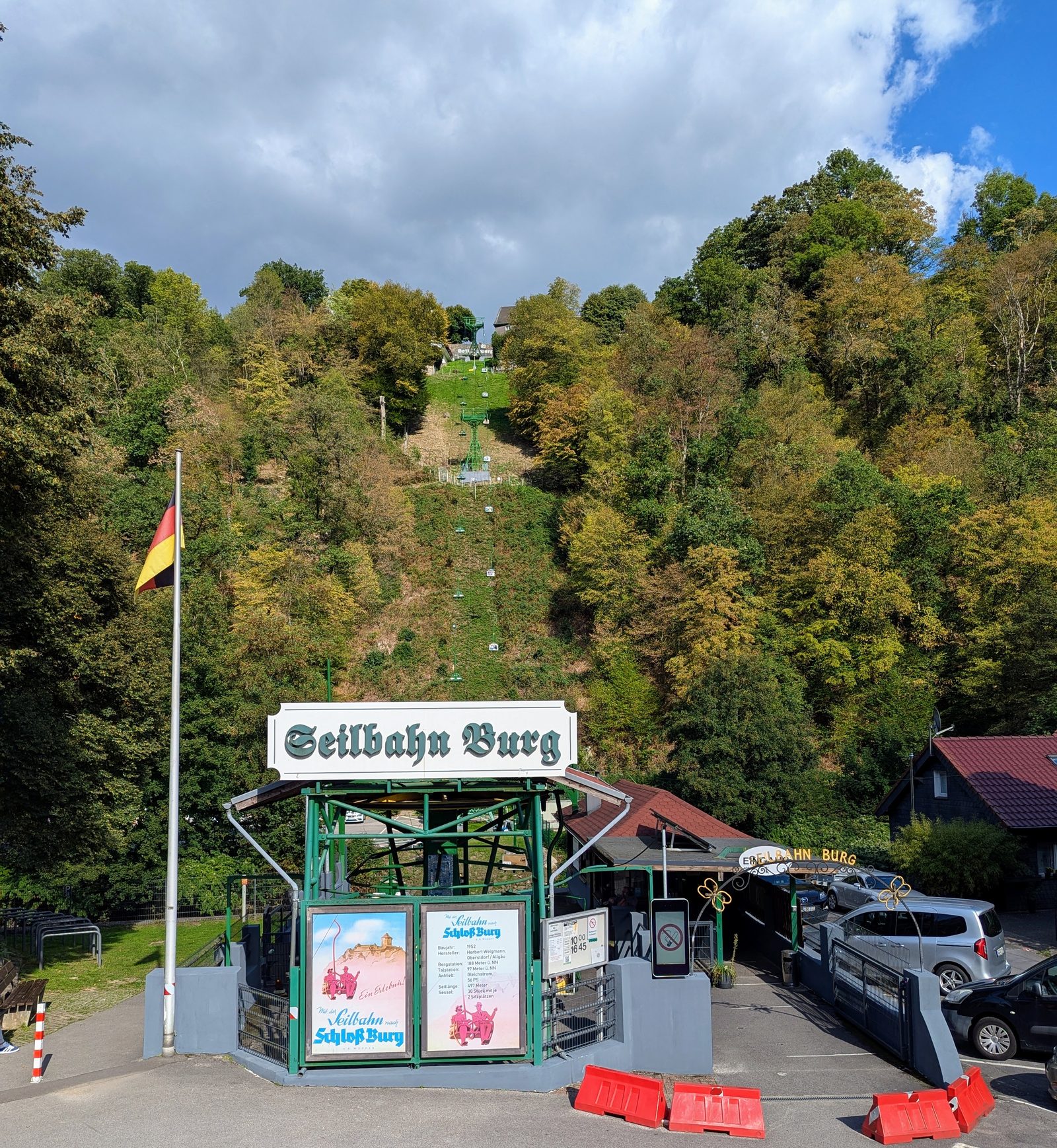 Talstation der Seilbahn Burg, dahinter die Seilbahntrasse den bewaldeten Hang hinauf