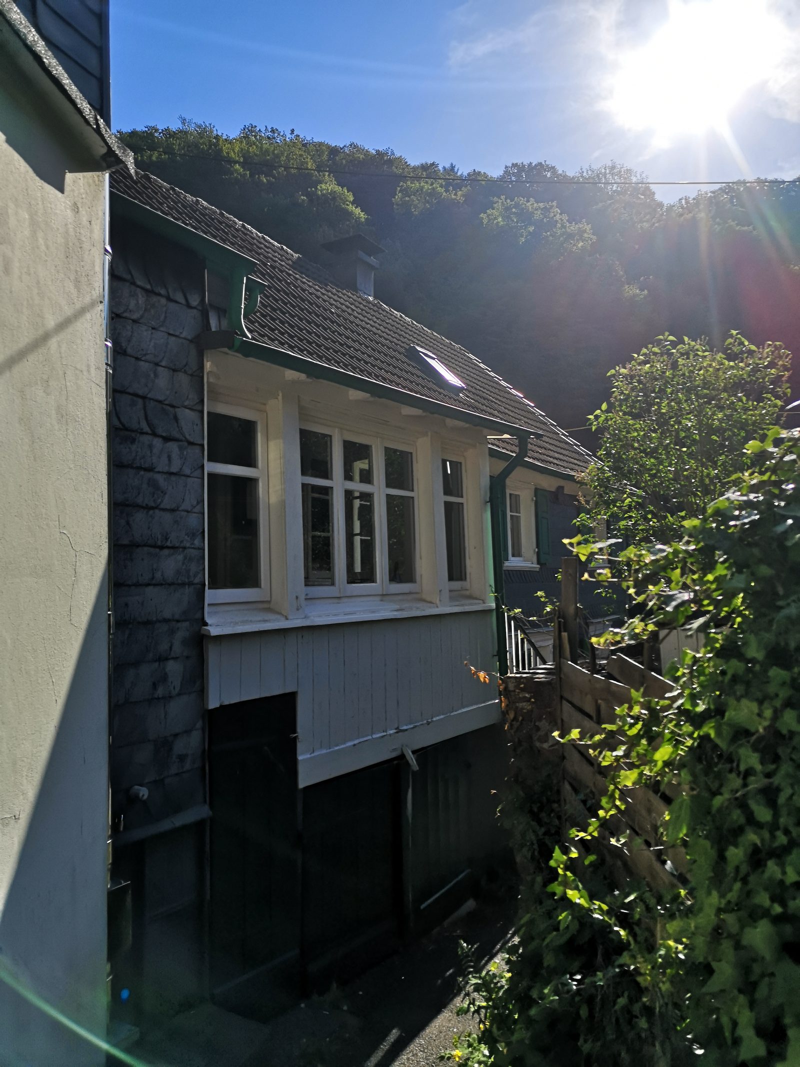 Morgensonne zwischen den Häusern