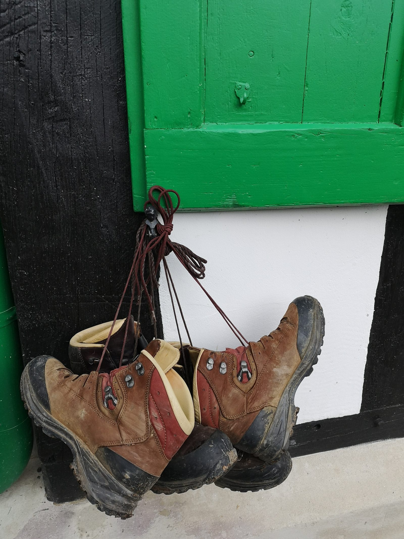 Wanderschuhe an der Tür
