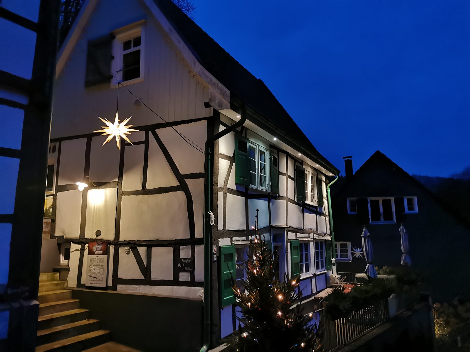 Adventsstern am Fachwerk