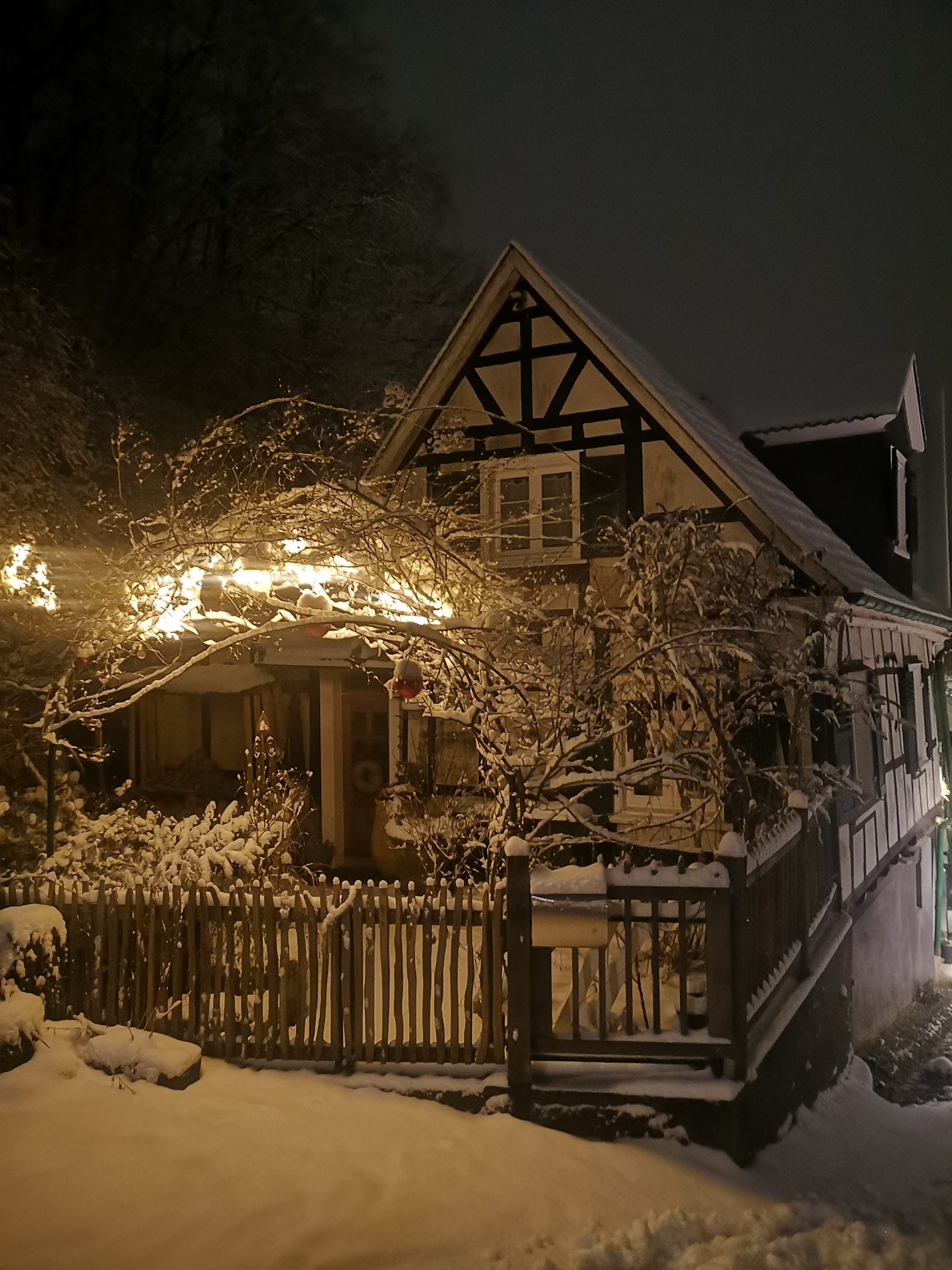 Verschneiter Garten am Abend