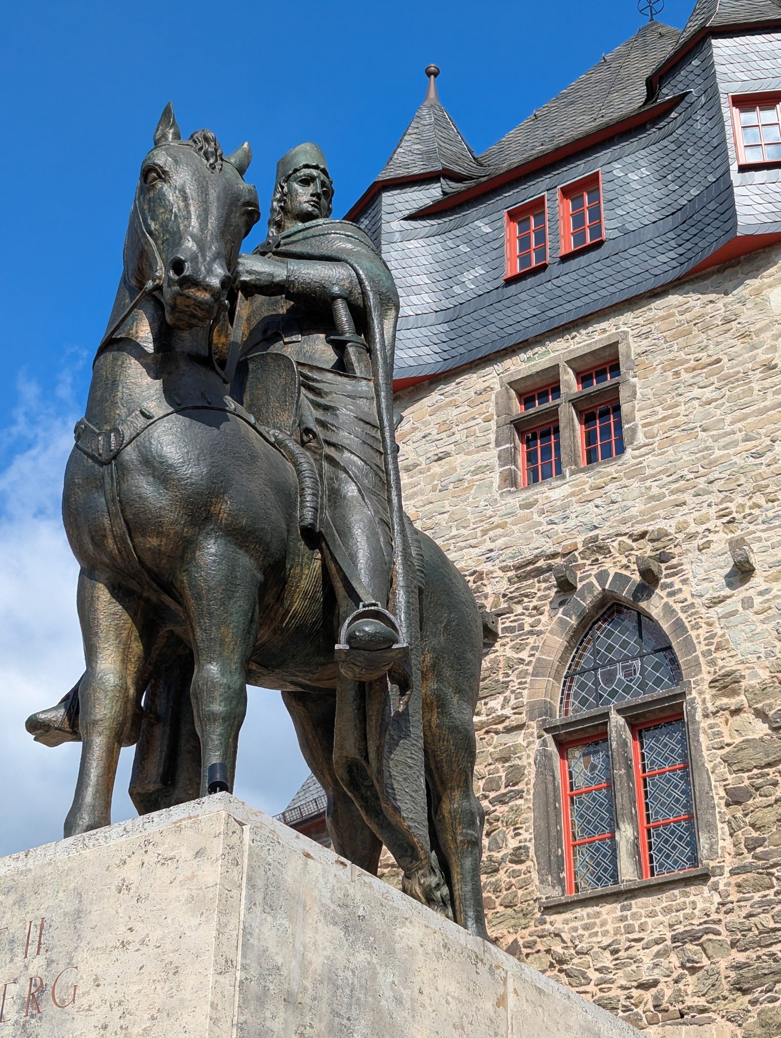 Reiterstandbild vor dem Schloss