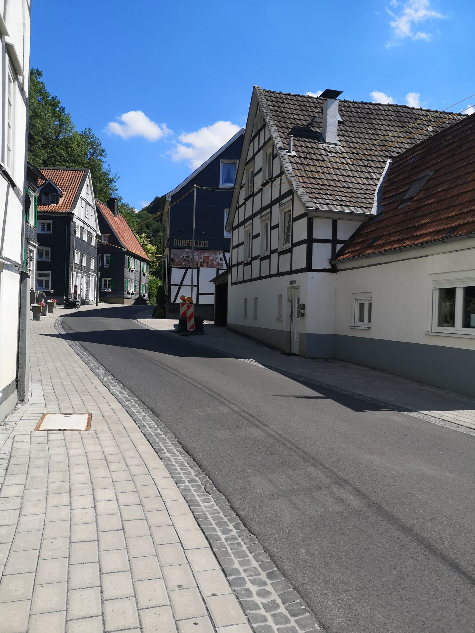 Fachwerk und Schiefer an der Straße