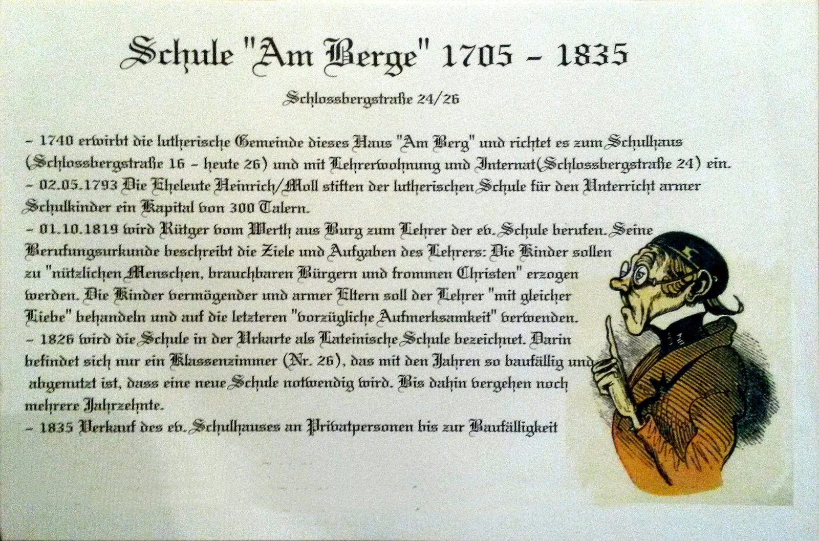 Tafel „Schule Am Berge 1705 – 1835, Schlossbergstraße 24/26“ in Frakturschrift mit der Geschichte des Hauses als Schulhaus, rechts die Zeichnung eines Lehrers mit erhobenem Zeigefinger